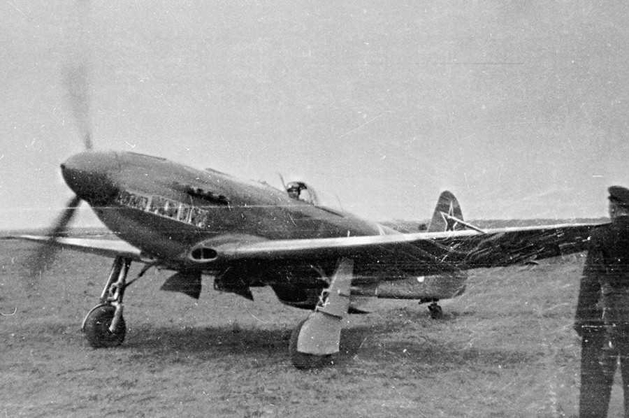 Новейшие на тот момент и наиболее совершенные самолеты конструкции Яковлева поступили на вооружение 6-го Гв.ИАП.