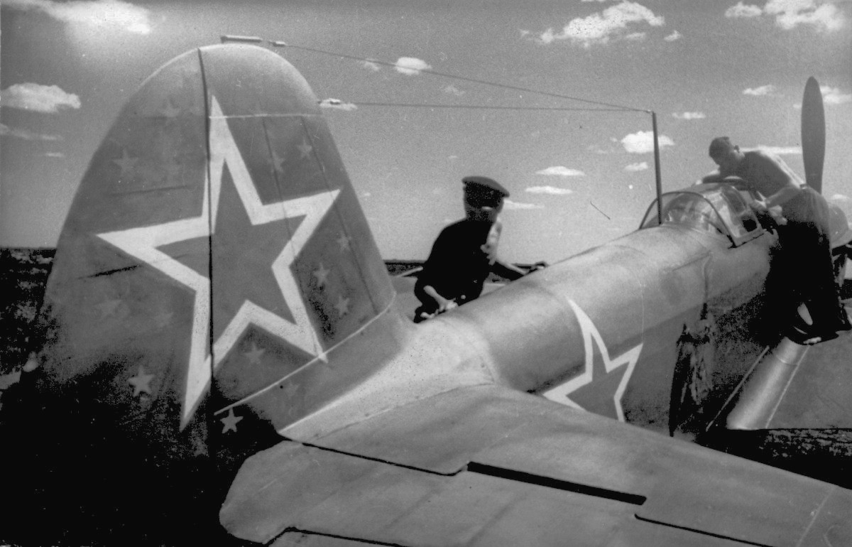 авиаполк на аэродроме Адлер получил 36 Як9Д 6-й Гв.ИАП.