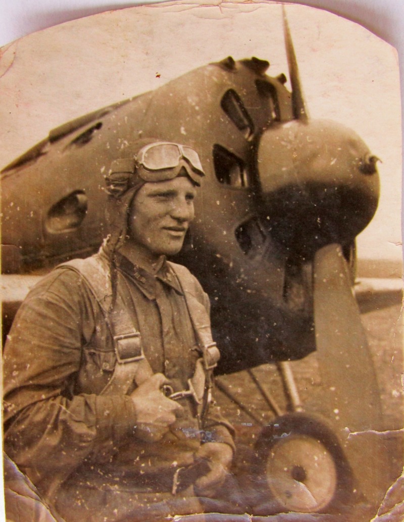Макаров С.П. в военной форме возле самолета. сталинские соколы в бою