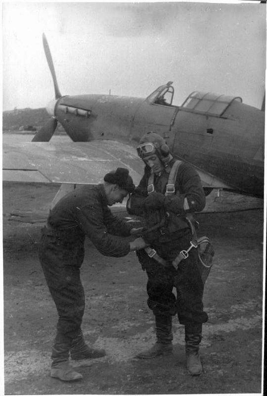 капитан Сгибнев, сбивший 15 самолетов, готовится к боевому вылету. авг 1942