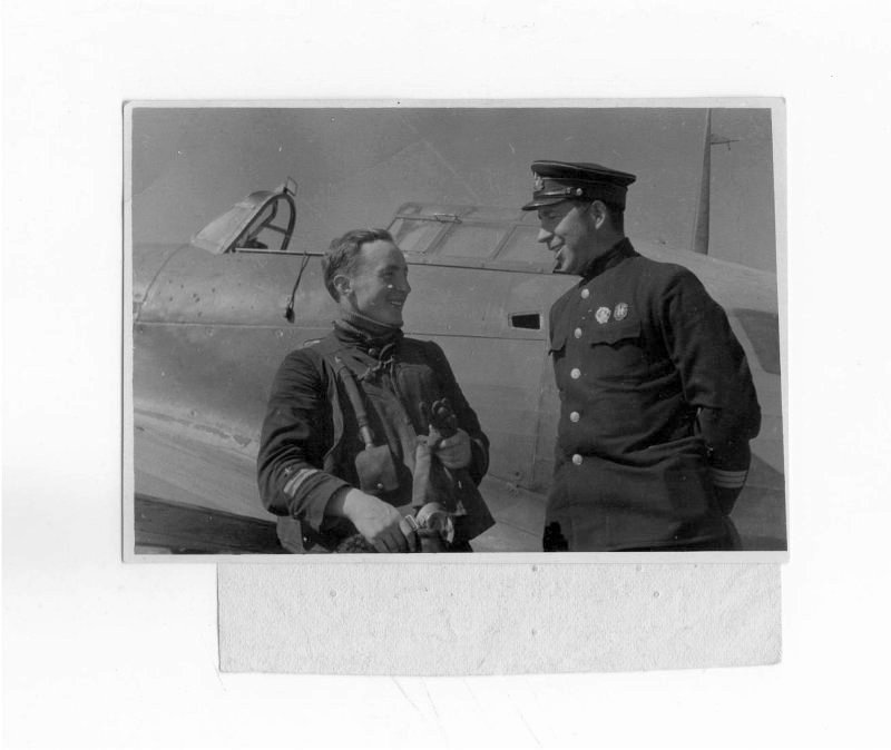 Петр Сгибнев летчик-истребитель после очередного вылета беседует с комиссаром авиачасти