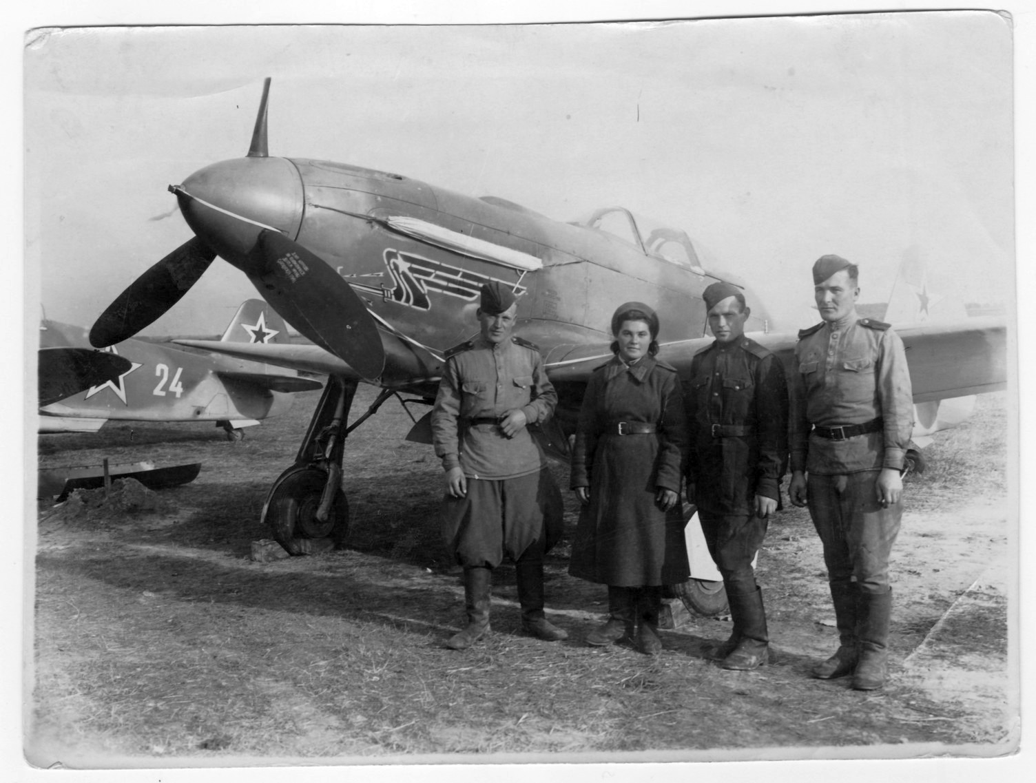 Младший авиационно-технический персонал 2-ой эскадрильи 812-го Севастопольского истребительного полка 8-ой воздушной армии (2-ая слева Щеглова (Гусева), стрелок