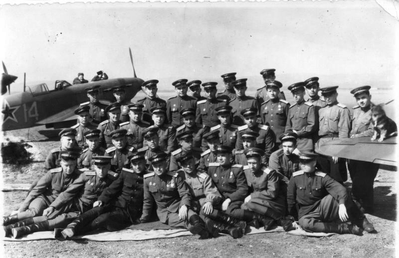 Военнослужащие 84-го гвардейского истребительного авиаполка. В третьем ряду в центре А.Н.Наумов, заместитель командира полка 7 ноября 1944 г.