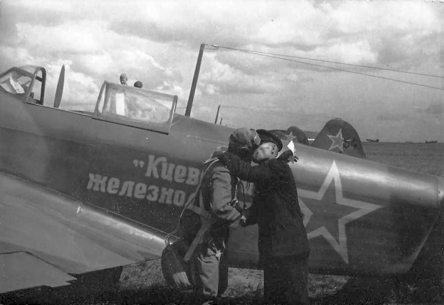 85 GvIAP wartime picture Russian Regimental markings Yak9 WWII photo in combat