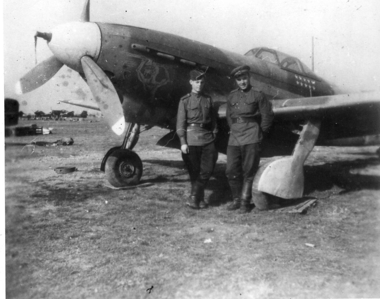 866th fighter aviation «Izmail» regiment. В.Н.Фокусов со своим летчиком