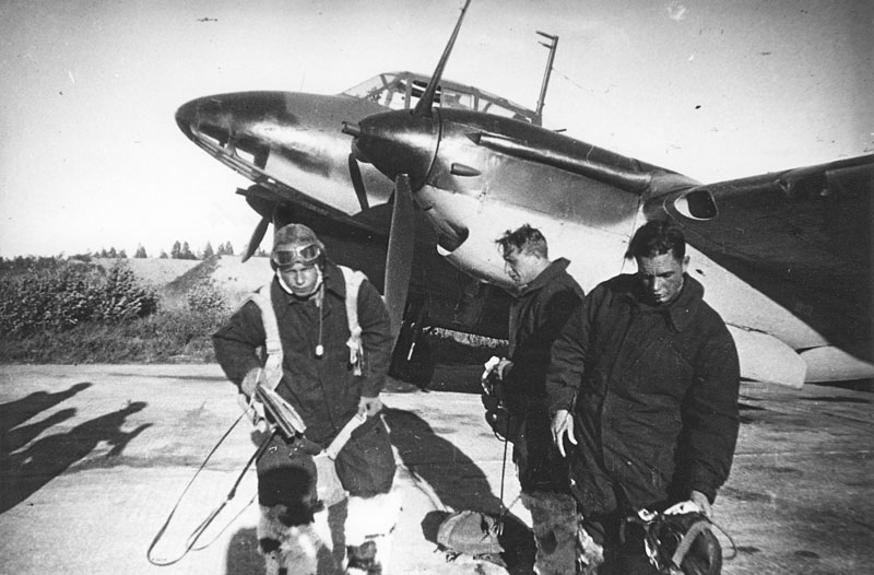 Экипаж летчика Ракова возвратился из 92-го боевого вылета, совершенного в Восточную Пруссию 13.08.1944