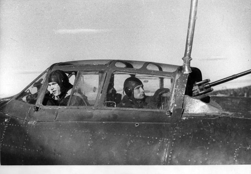 Мл. лейтенант В.М. Самарин (слева), Штурман Герой Советского Союза лейтенант П.С. Шеин, перед вылетом на разведку