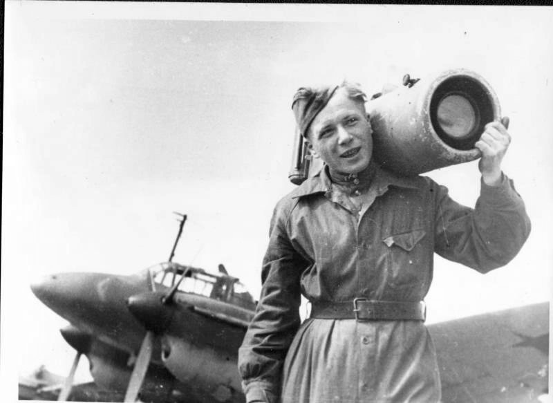 Pe3 AFA-1 in combat WWII photo. Воздушные разведчики — глаза фронта. В оригинальной подписи фотки - Пе-2
