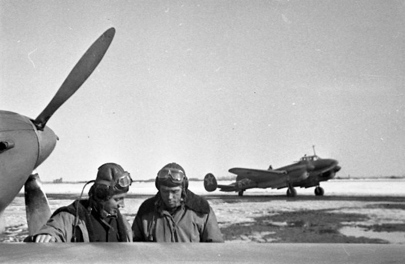 Летчики ст. лейтенант П.А. Кривцун (слева) и лейтенант В.А.Горин апрель 1944 г