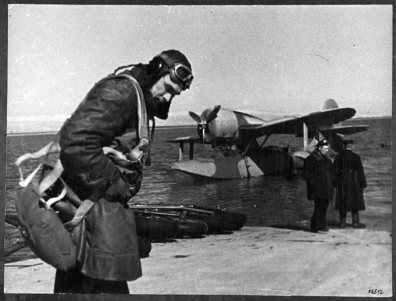 Фото ВОВ КОР2 24 оаэка ВВС ЧФ
Лётчик ст. лейтенант Желтиков Бе4, 1944 г