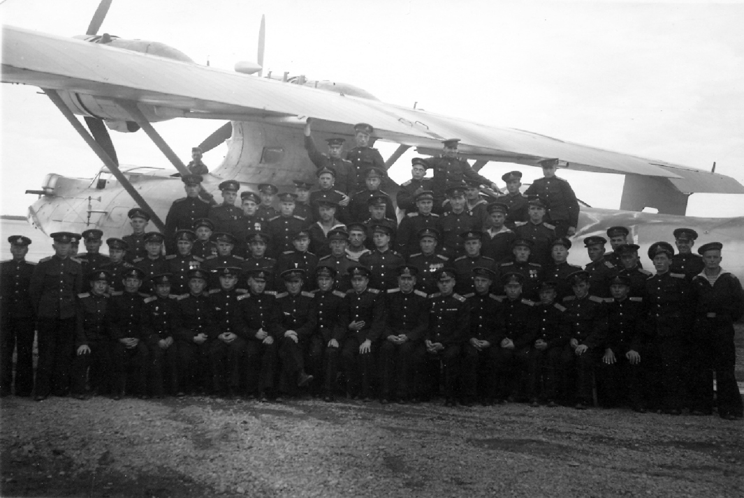 Шевелев Г.Н. к-р 48-го МДРАП (в центре) с личным составом возле Каталины