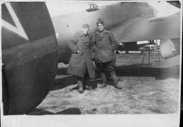 инженер капитан Гусев Степан Иванович(слева) и механик самолета Наливкин Илья Иванович на аэродроме Шауляй. 9 мая 1945г. Латвия. Второй Прибалтийский фронт.
