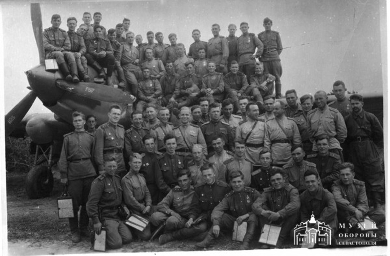 ИЛ2 фото ВОВ Летчики и воздушные стрелки 103-го штурмового авиационного полка 230-й штурмовой авиационной дивизии май 1944.