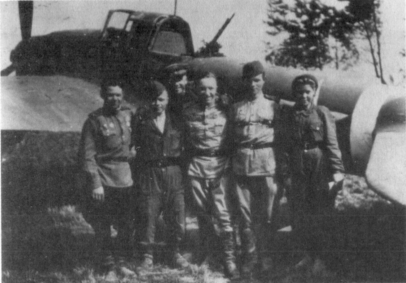 Авиаторы у самолёта Ил-2 на аэродроме Щебжешин, 1944 г