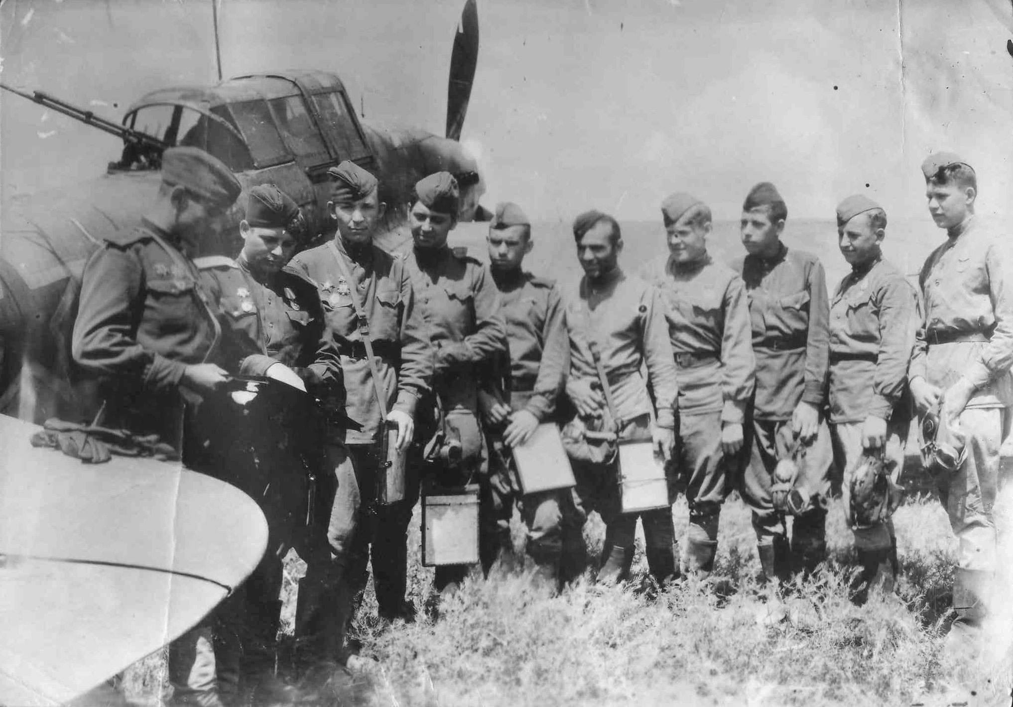 Летный состав 143-го Гв. ШАП, первый слева комэск Лыков Василий Михайлович, 1944 год