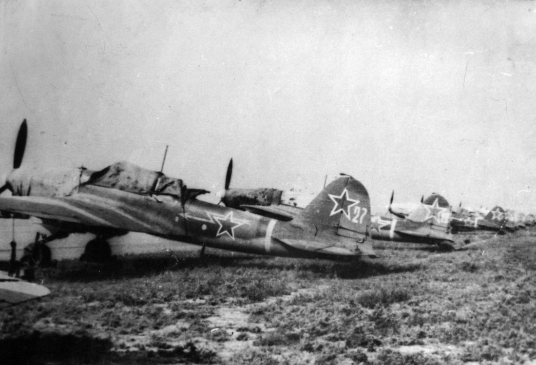 Штурмовики Ил-2 с тактическими номерами 27 и 28 в линейке.