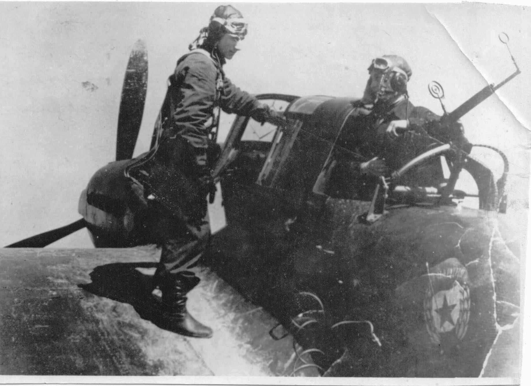 Летчик Прохоров А.Н. и воздушный стрелок Криванов Владимир перед вылетом на боевое задание