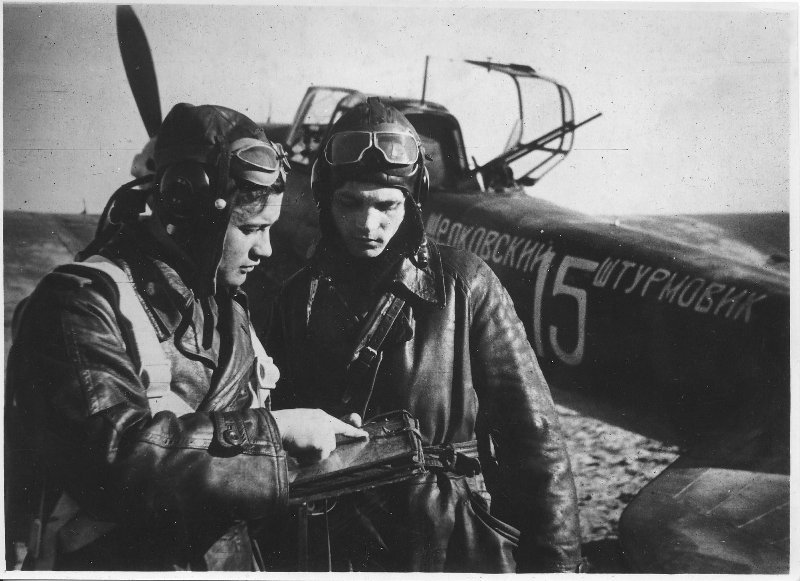 Командир 15-го гвардейского штурмового авиаполка Н.И. Свитенко объясняет своему стрелку Г.М. Мыльникову боевое задание на фоне самолета ИЛ-2 «Щелковский штурмовик». 1943