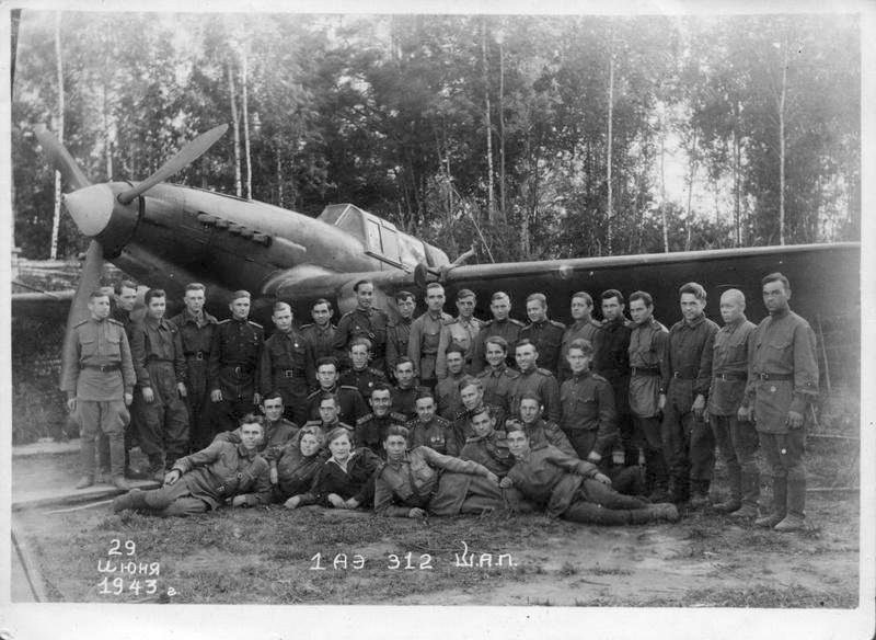 Командир авиационной эскадрильи Ступишин в центре 2-го ряда