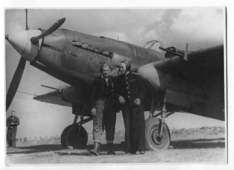 Возвращение из удачного боевого полета летчика старшего лейтенанта Пилясова и стрелка младшего лейтенанта Зверева Е.М. 1945