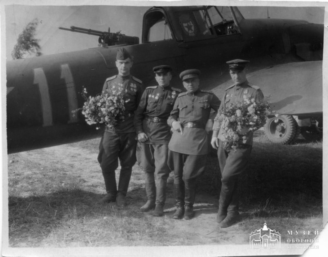 Летчики после 100-го успешного боевого вылета (слева направо Козаков Ежов Соколов Попов)