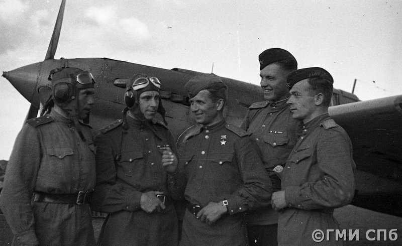 ГСС, лётчик-штурмовик 448 ШАП, командир эскадрильи Алексей Родионович Зинченко (в центре) с лётчиками своей эскадрильи. Карельский перешеек