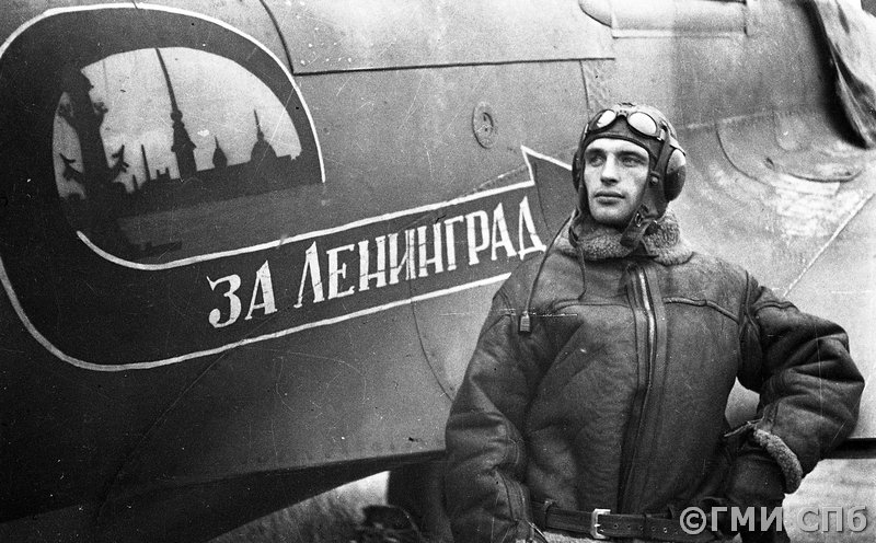 Дважды ГСС, лётчик-штурмовик 566 ШАП, майор Василий Ильич Мыхлик у самолёта, на котором он воевал в Восточной Пруссии / март 1945 ?сентябрь 1945?