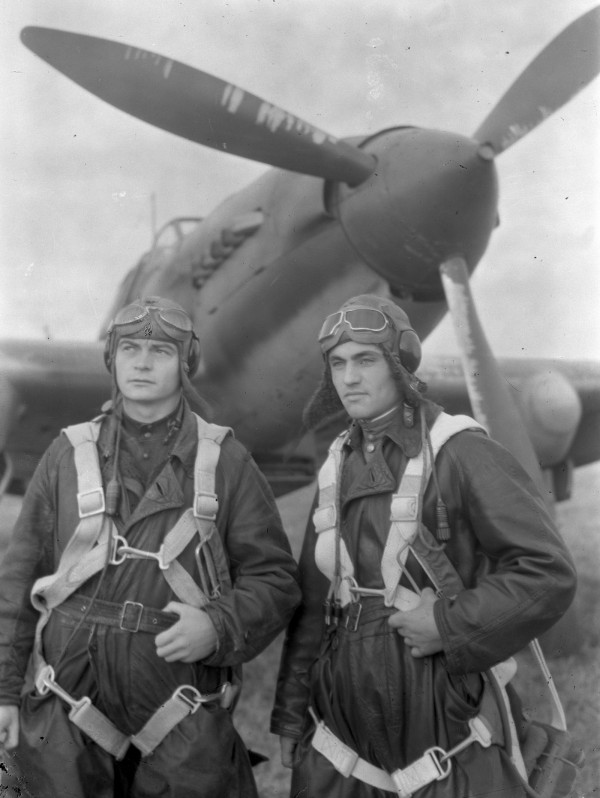 1942 Лётчик 571-го штурмового авиационного полка капитан М.С. Быков и воздушный стрелок старший сержант А.С. Рыжих у самолёта Ил-2