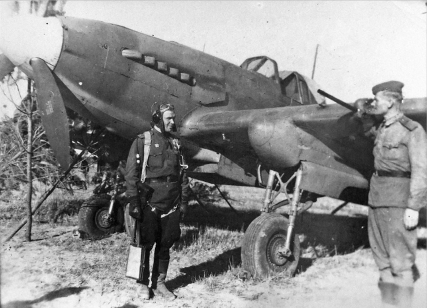 Старший лейтенант Н.Я. Яковлев и механик у штурмовика с белым коком, лето 1944 ВМВ фотоснимок
