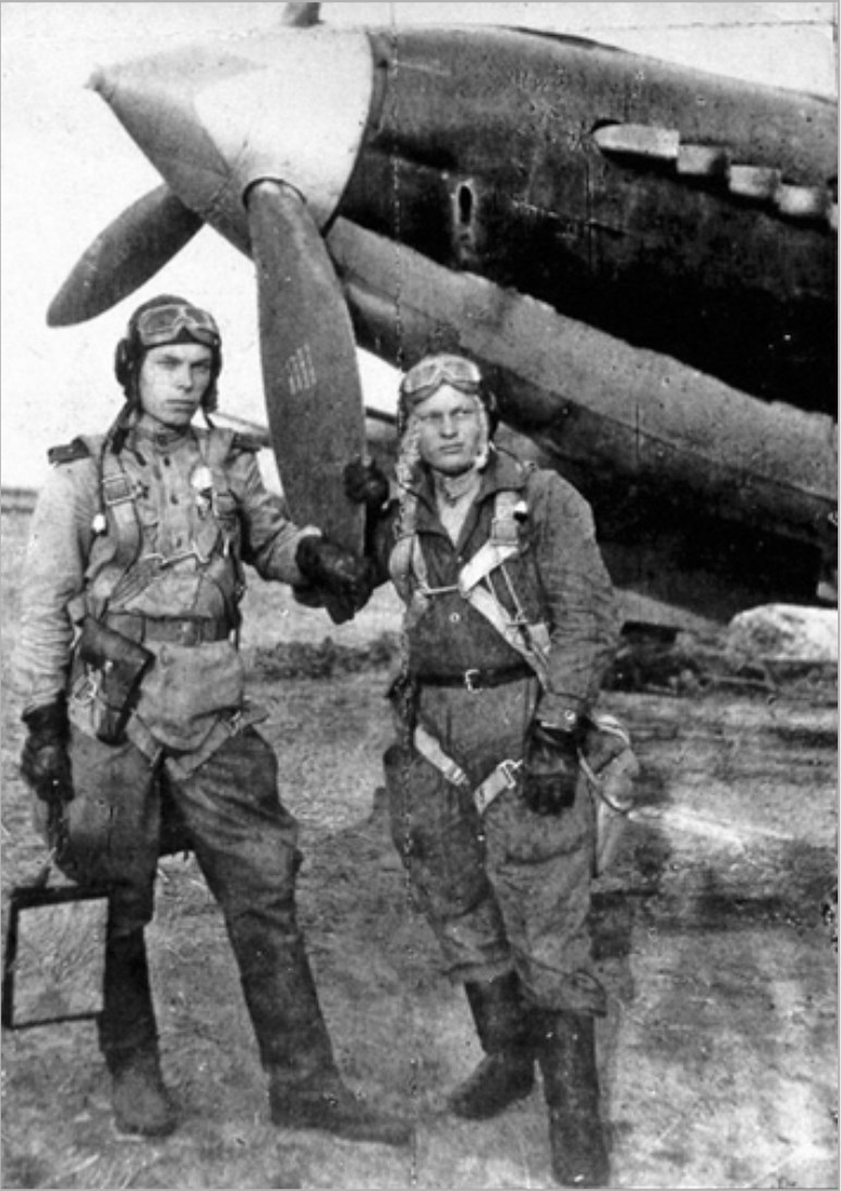 ВОВ Лётчик Буров воздушный стрелок Суспицин на фоне Ил2 со звездой на коке винта
