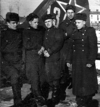 Владимир Иосифович Рак (3-й слева) и Иван Сорокин (4-й слева) с сослуживцами на фоне Ил-2 Рака (№ 13) 766 шап (2 шап) ВВС КА в ВОВ - самолеты и эмблемы