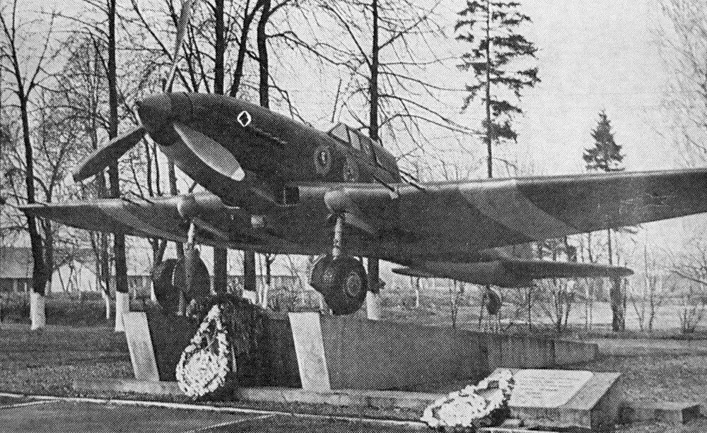 Штурмовик Ил-10 на постаменте Лида (Белорусская ССР).
На консолях крыла ЭБО (широкие белые полосы) фюзеляже изображения наград полка