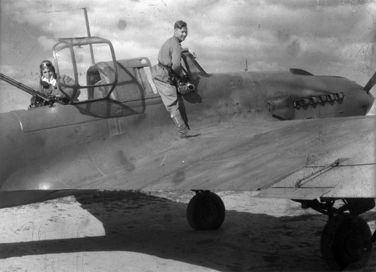 identification mark wartime image . Летающий танк в бою.