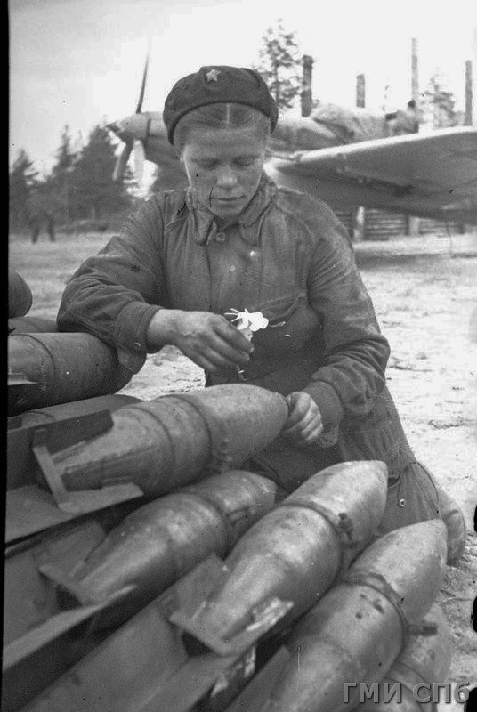 Девушки на Ленинградском фронте. 943 ШАП. Бомбы для штурмовика Ил-2. Аэродром Парголово
