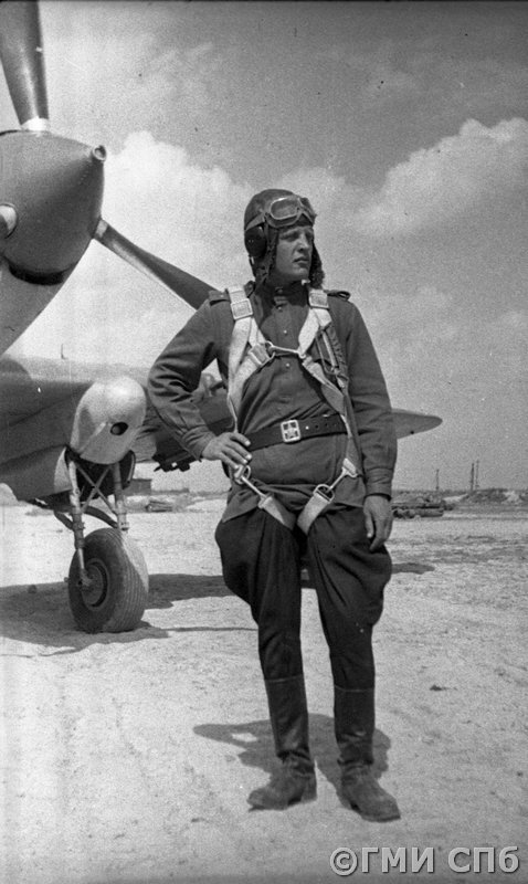 ГСС, лётчик-штурмовик А. И. Кизима на аэродроме (943 ШАП)