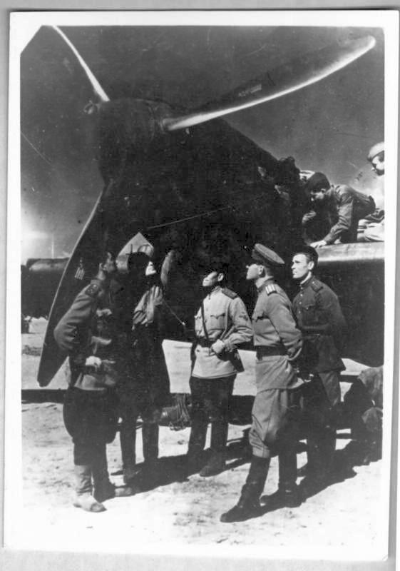 Осмотр подбитого самолета, май 1944 г. 3 эскадрилья 957 ШАП. Летчик Лоев А.Ф.