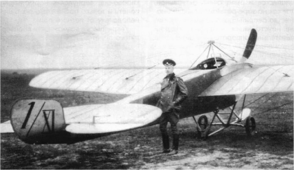 П.Н. Нестеров у своего аэроплана Ньюпор 4, на котором была совершена мёртвая петля.