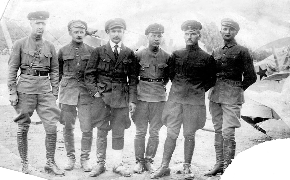 Летчики 23 авиаотряда, третий слева командир отряда Рудольф Калнин. Лето 1920 года.