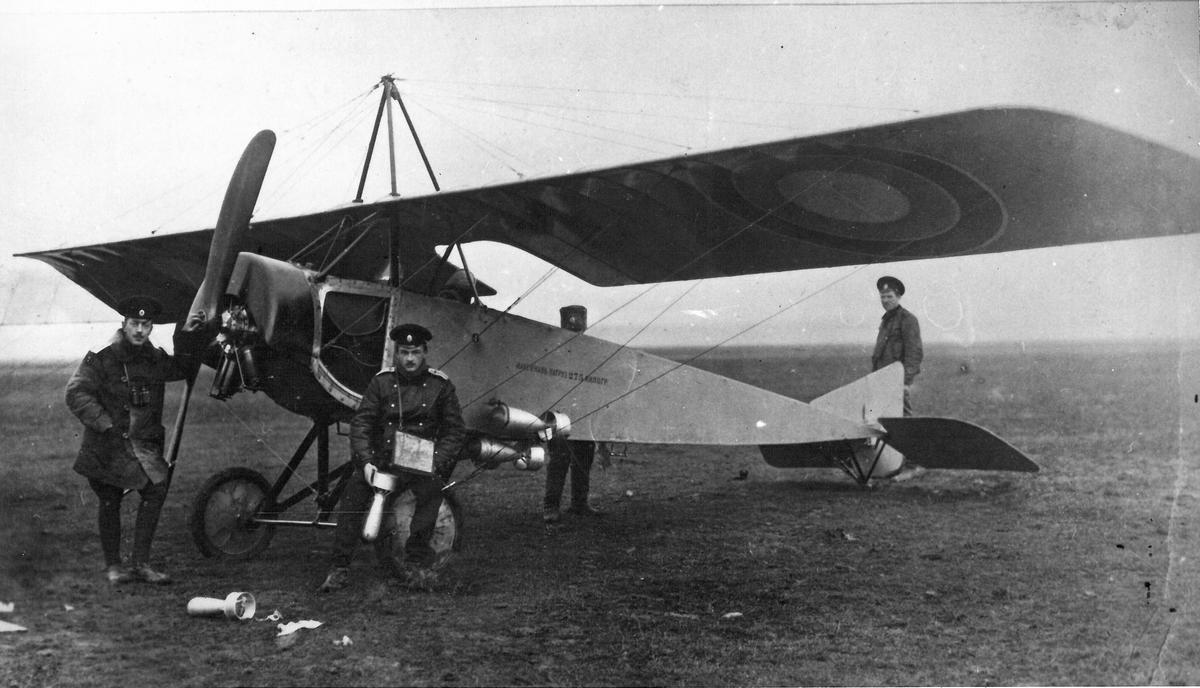 Экипаж парасоля ХХХ корпусного авиаотряда, летом 1915 года отряд действовал в интересах III кавалерийского корпуса графа Келлера