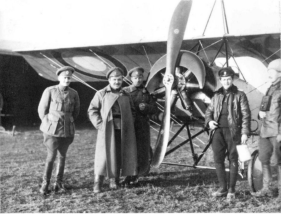 пилот в кожанке поручик Лойко Иван Александрович ХХХ корпусного авиаотряда, прикомандированного к III конному корпусу