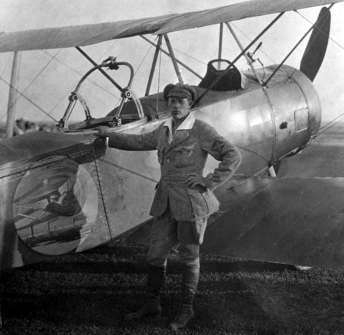 летчик Я.И. Южак возле Сопвича на борту которого нарисована крылатая женщина с мечом, летящая над заводскими трубами