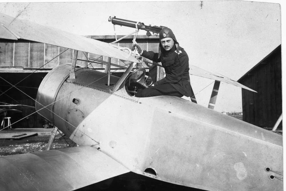 Пилот 8-го авиационного отряда истребителей военлет подпоручик К.И.Сарафов в кабине Ньюпора-21 французкого производства