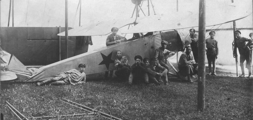 Военный летчик Кублицкий Степан (Стефан) Федорович 11 разведывательного авиационного отряда 23 июня 1919 г. При полете сдал мотор, при вынужденной посадке скапотировал - самолет поврежден. Летчик невредим.