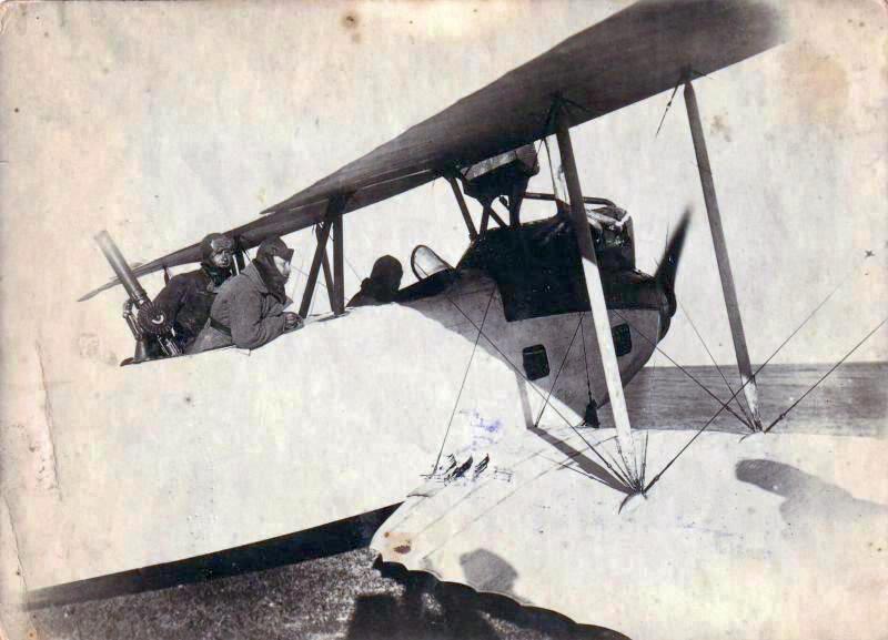 Тимашев Александр Григорьевич с боевыми товарищами сидит в самолете с ручным пулеметом. Туркмения. 1919