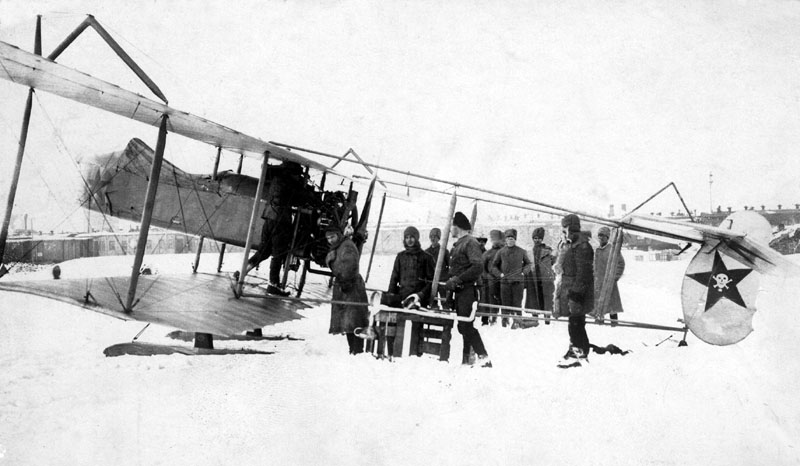 начале 1919 года от летчиков Костромского отряда, переименованного в 18-й разведывательный, потребовали заменить круги на звезды
