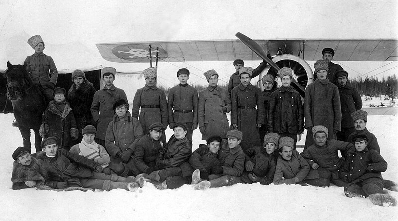 1-й Костромской авиаотряд, воевавший на Северном фронте На крыльях его аэропланов были красные круги с вписаннами в них белыми черепами