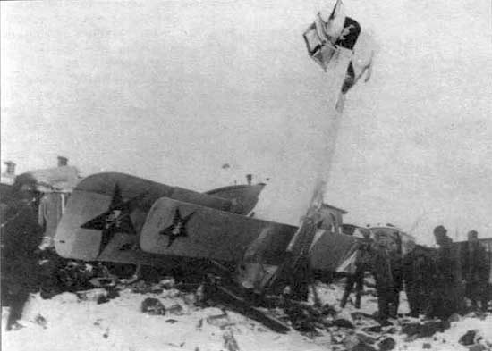 Опознавательные знаки - звезды со вписанными в них плугами и молотами; 18-й авиаотряд, Плесецкая, март 1919