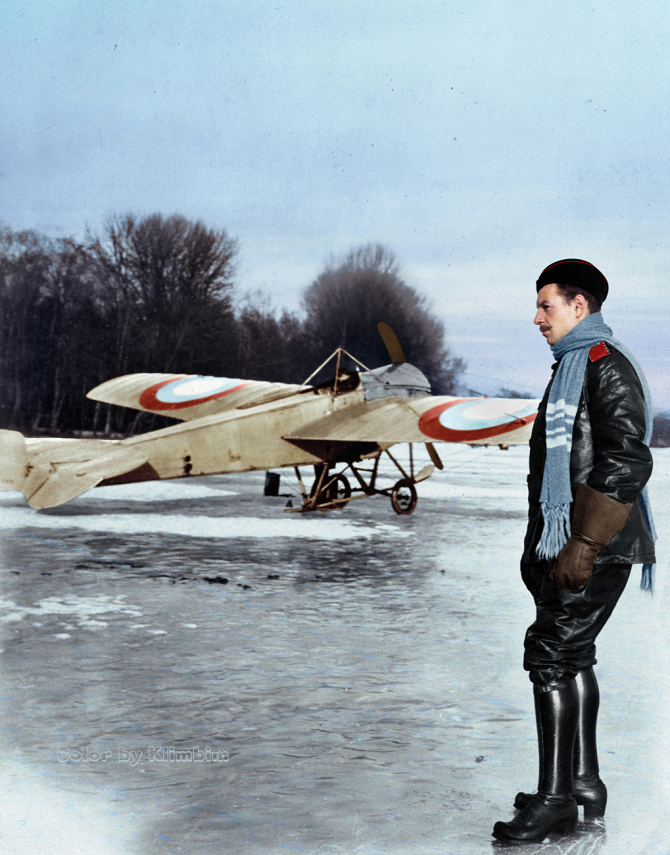 Лётчик-охотник 4-го Сибирского авиаотряда Пётр Крисанов на фоне своего аэроплана Ньюпор-IV